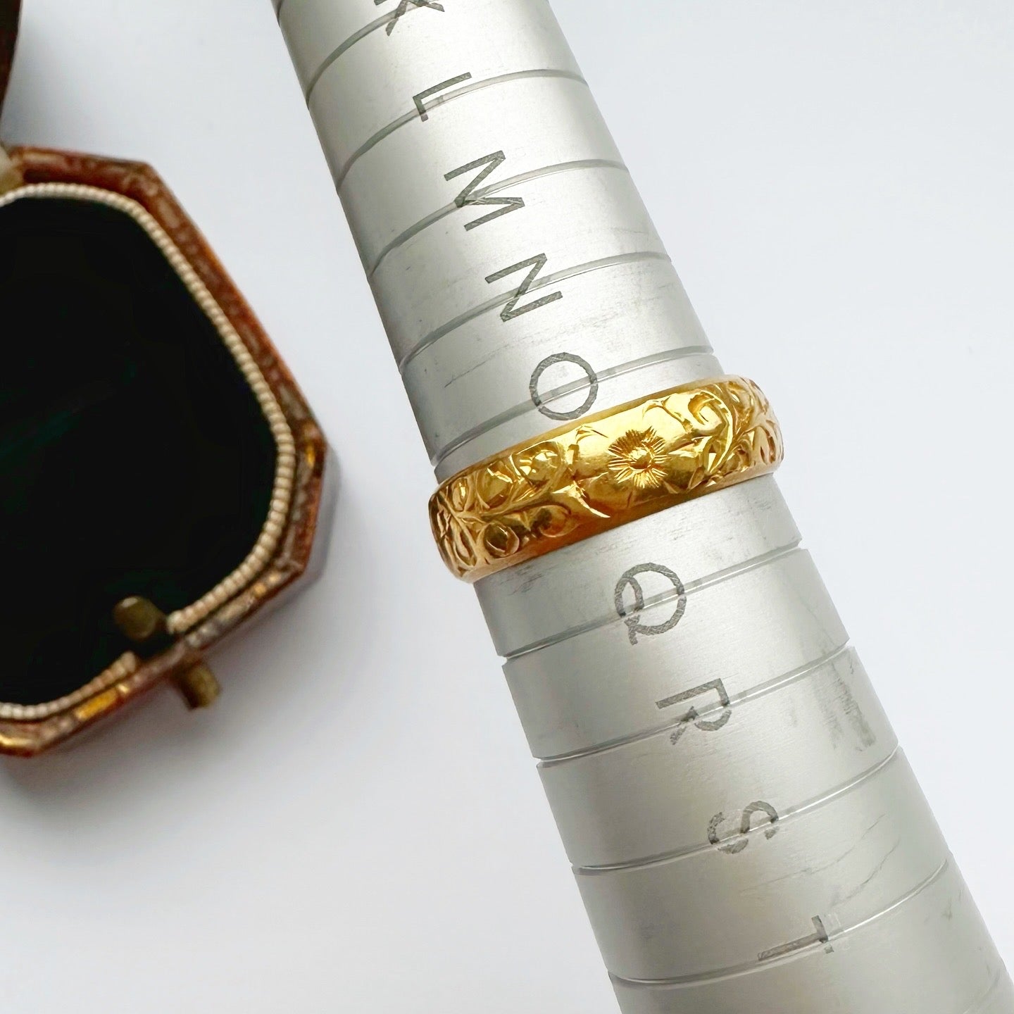 Vintage 22ct gold floral band