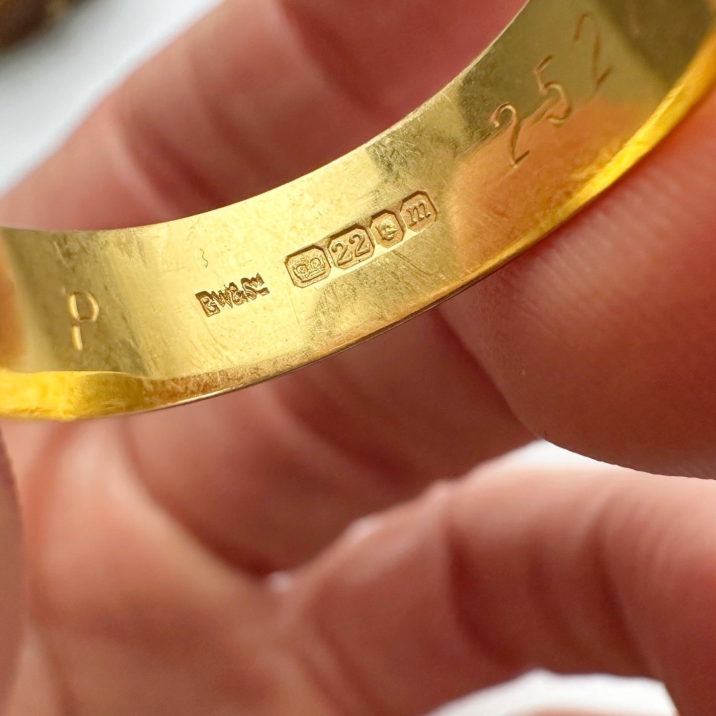Vintage 22ct gold floral band