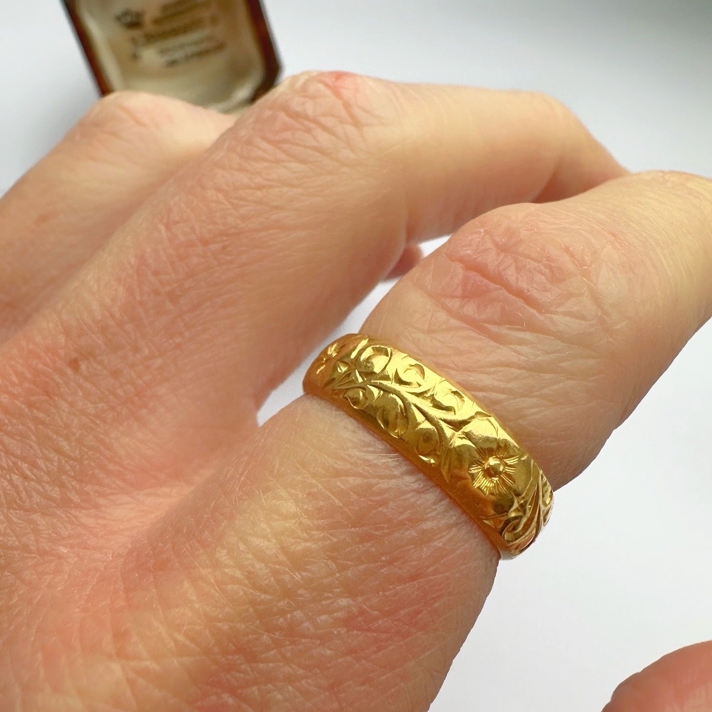 Vintage 22ct gold floral band