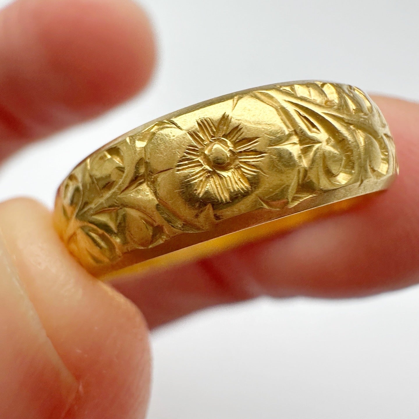 Vintage 22ct gold floral band