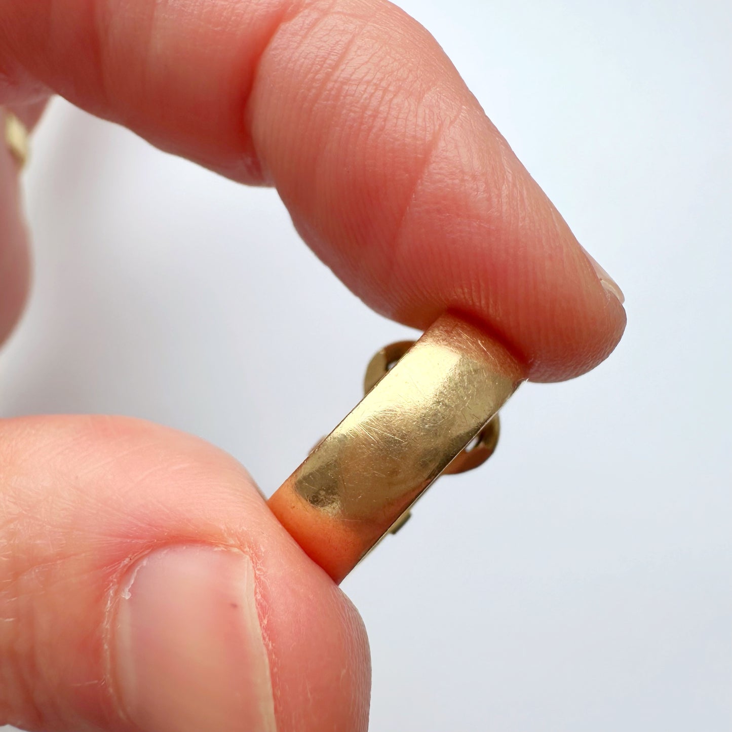 Antique 18ct gold buckle ring