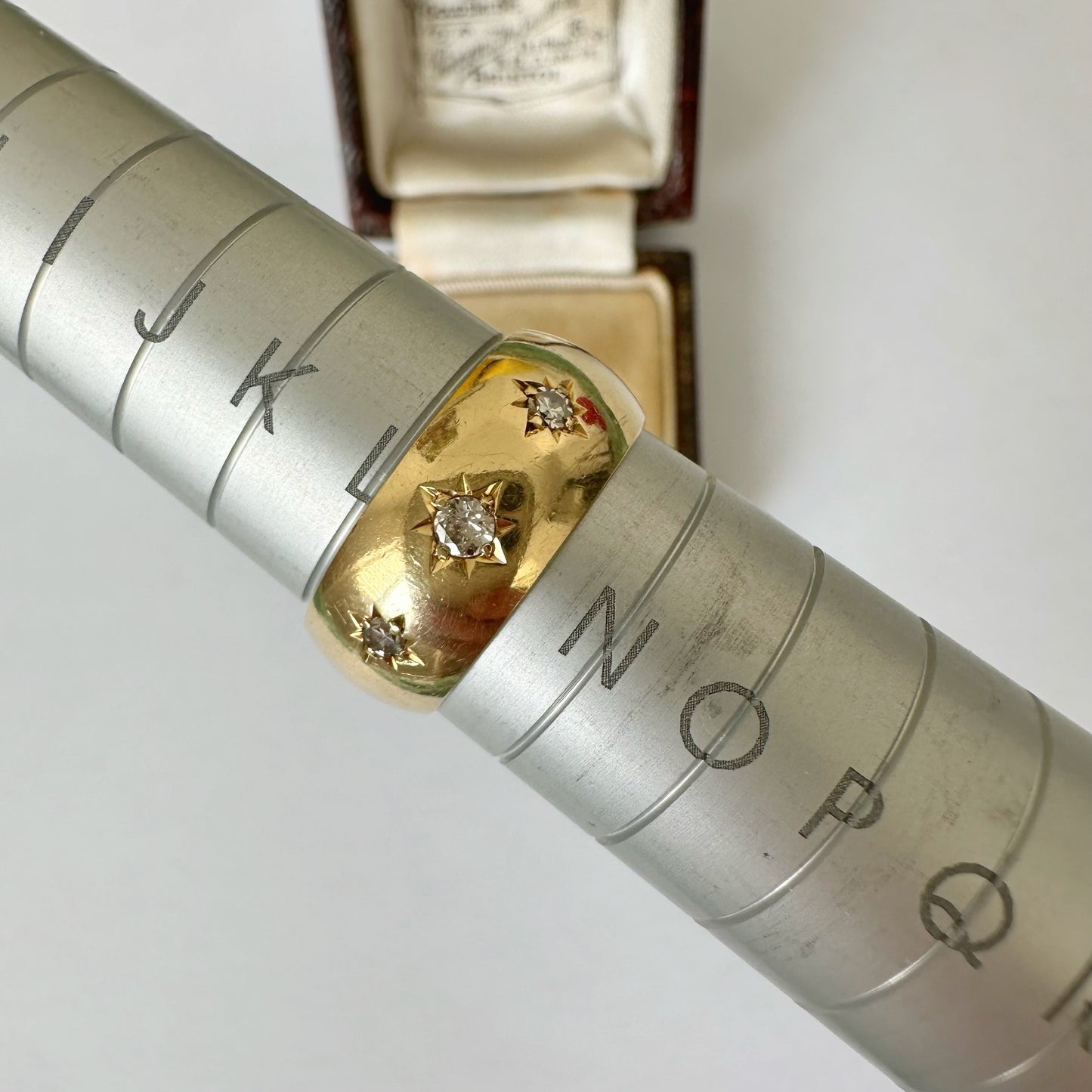 Vintage 18ct gold & starburst diamond band