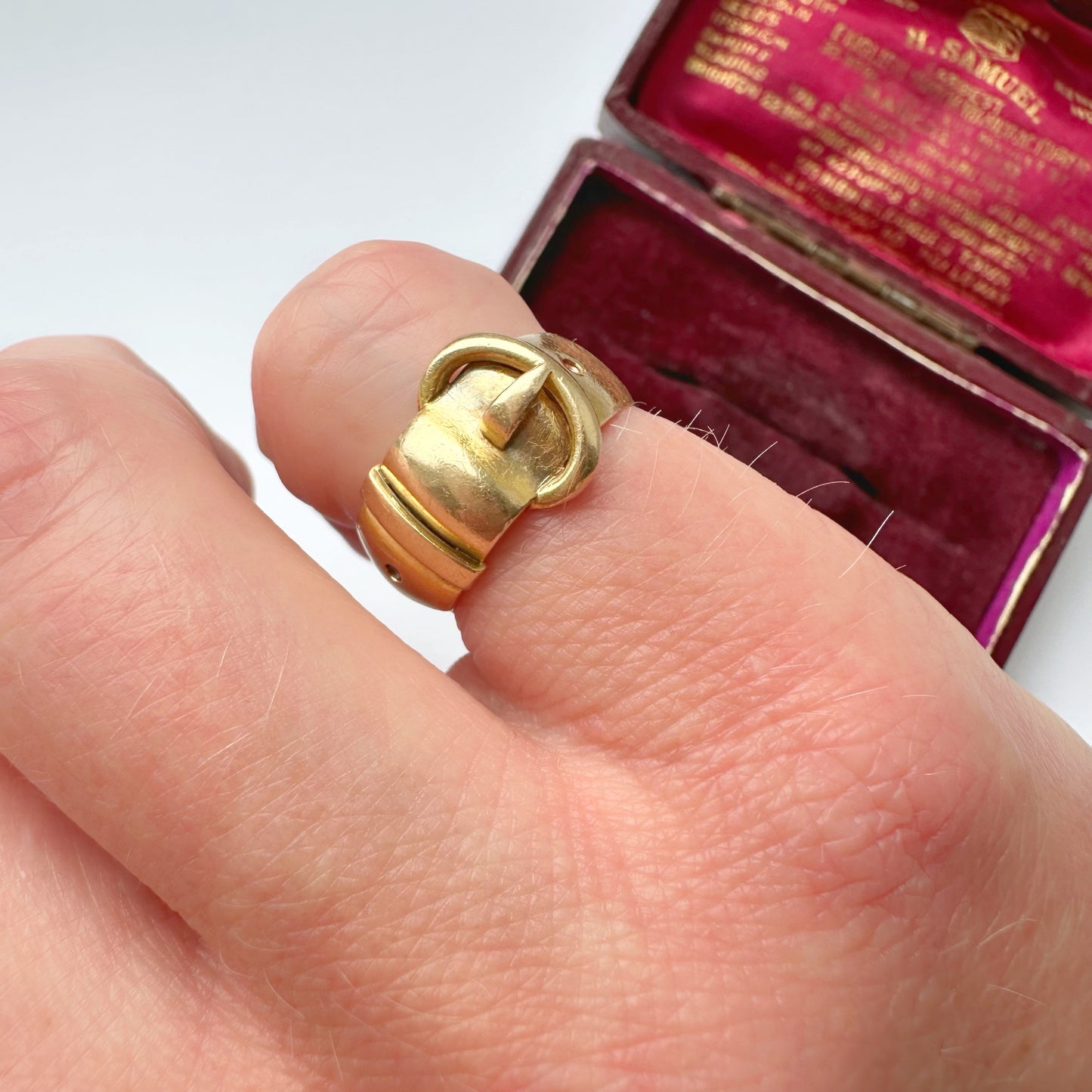 Antique 18ct gold buckle ring