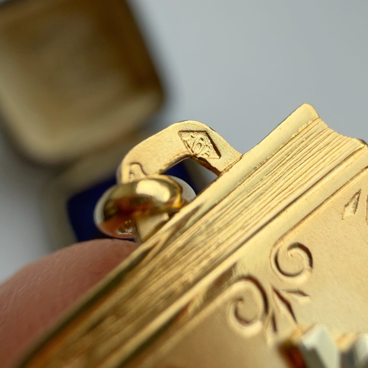 18ct gold Augis book love token