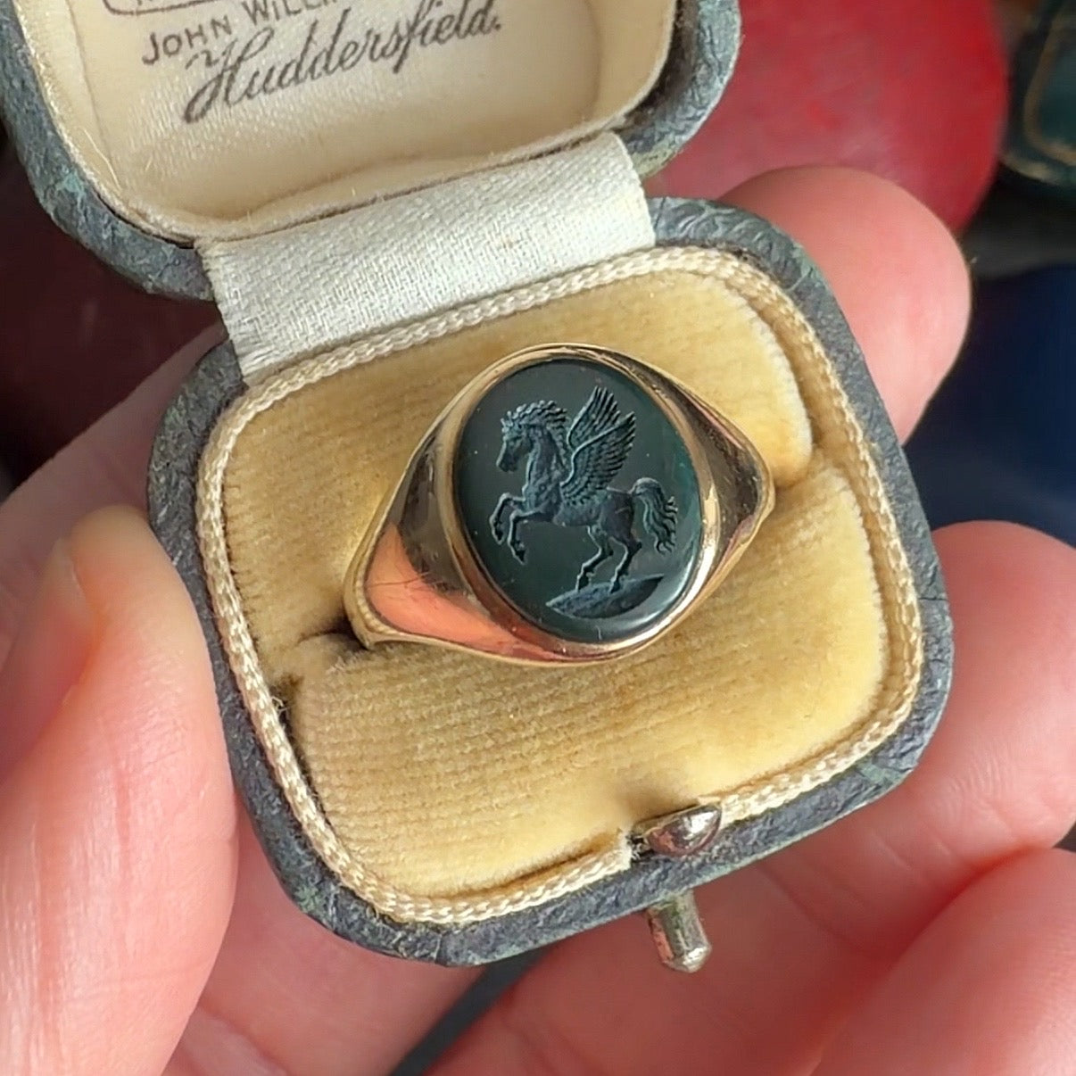 Vintage 9ct gold & bloodstone pegasus signet ring