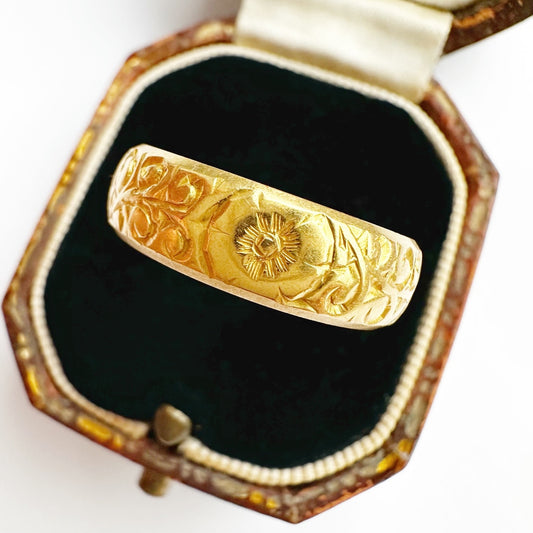 Vintage 22ct gold floral band