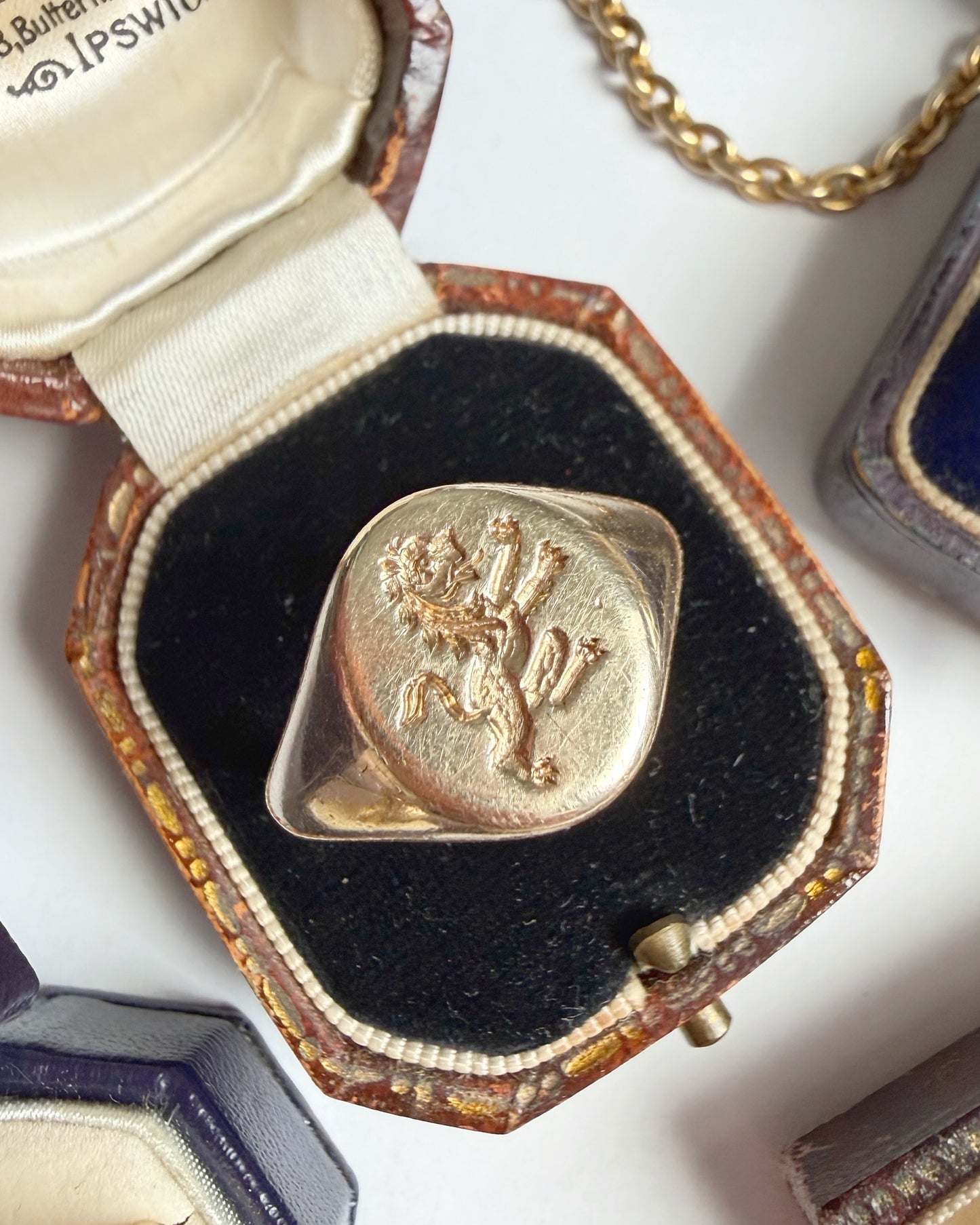 Vintage 9ct gold lion signet ring