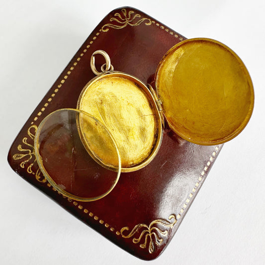 Antique 15ct ivy leaf locket