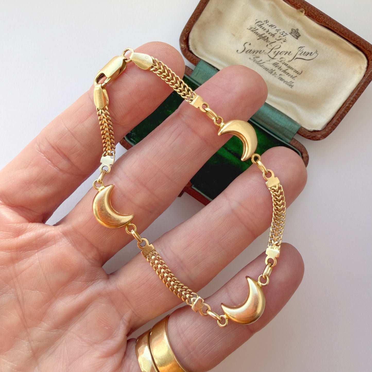 Vintage 18ct gold moon station bracelet