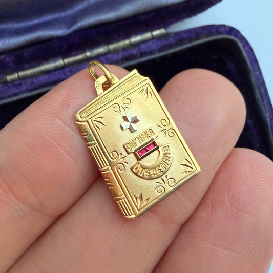 18ct gold Augis book love token