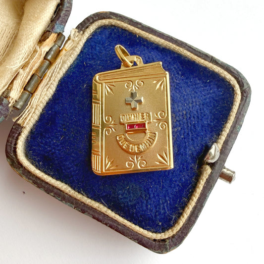 18ct gold Augis book love token