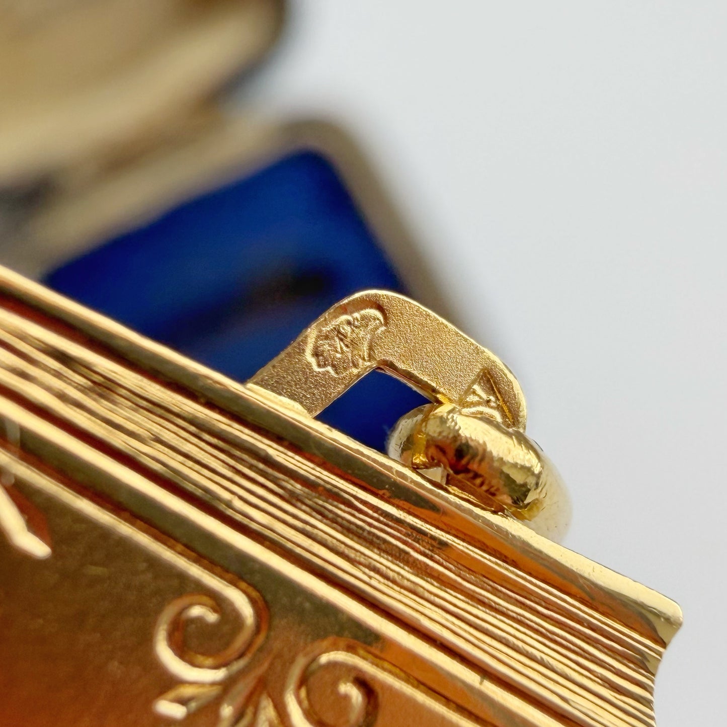 18ct gold Augis book love token