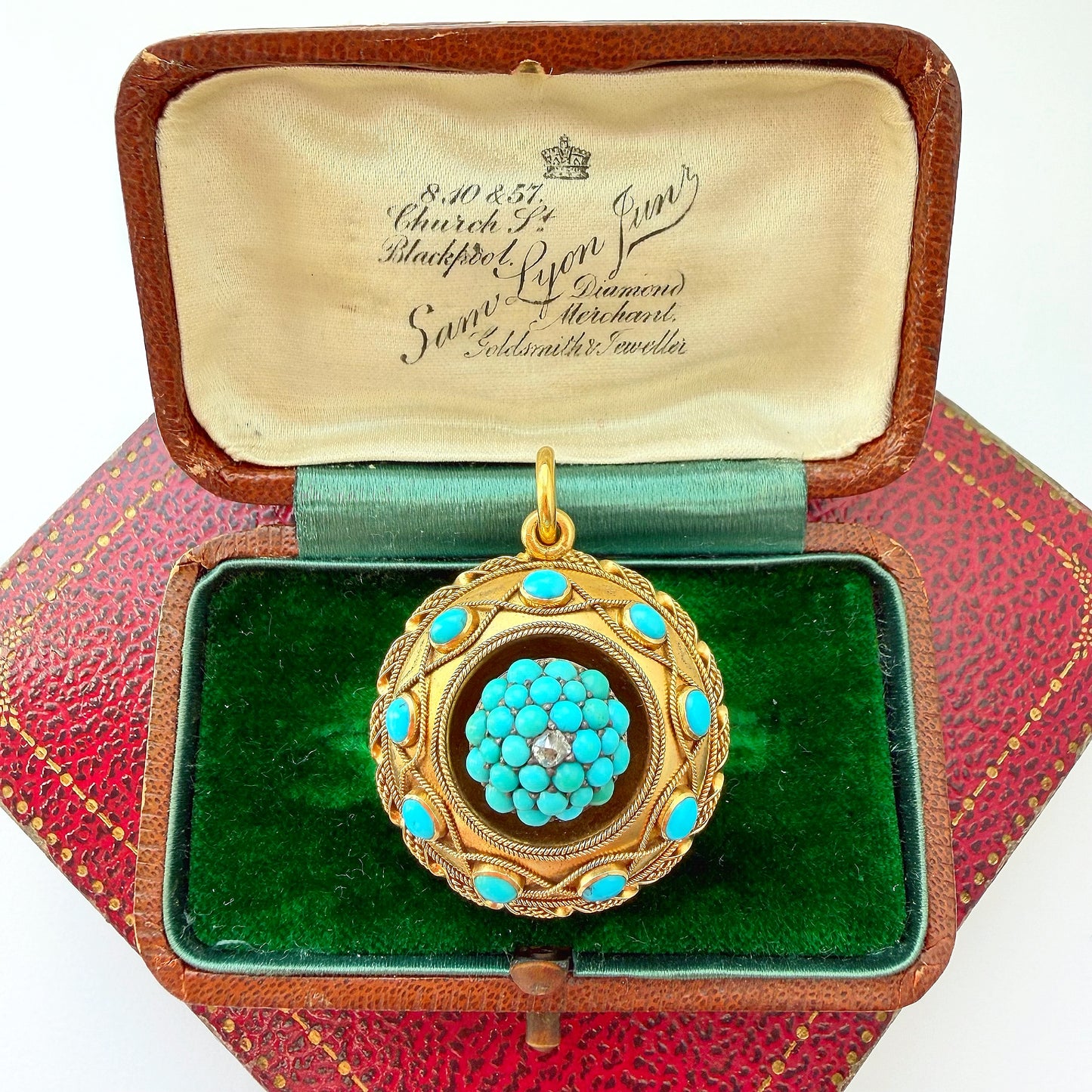 Victorian 15ct gold locket pendant