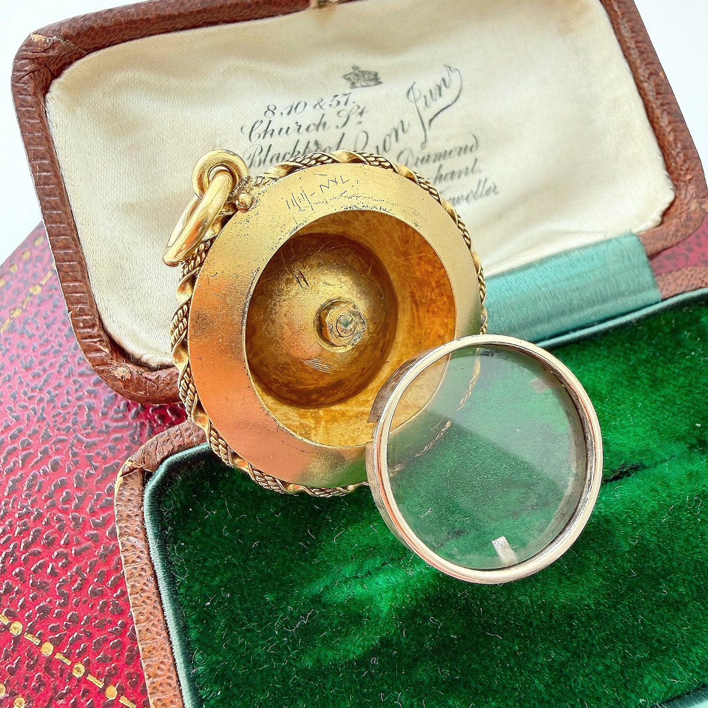 Victorian 15ct gold locket pendant