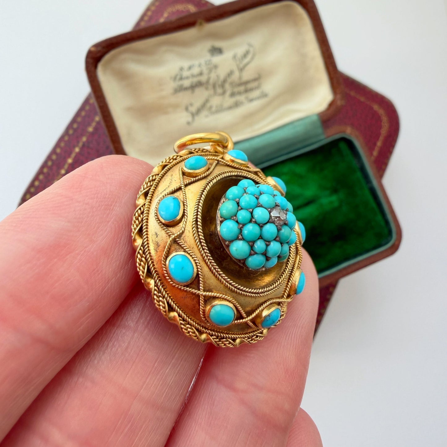 Victorian 15ct gold locket pendant