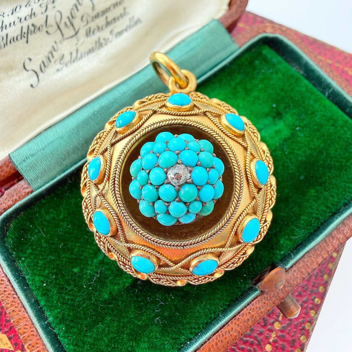 Victorian 15ct gold locket pendant