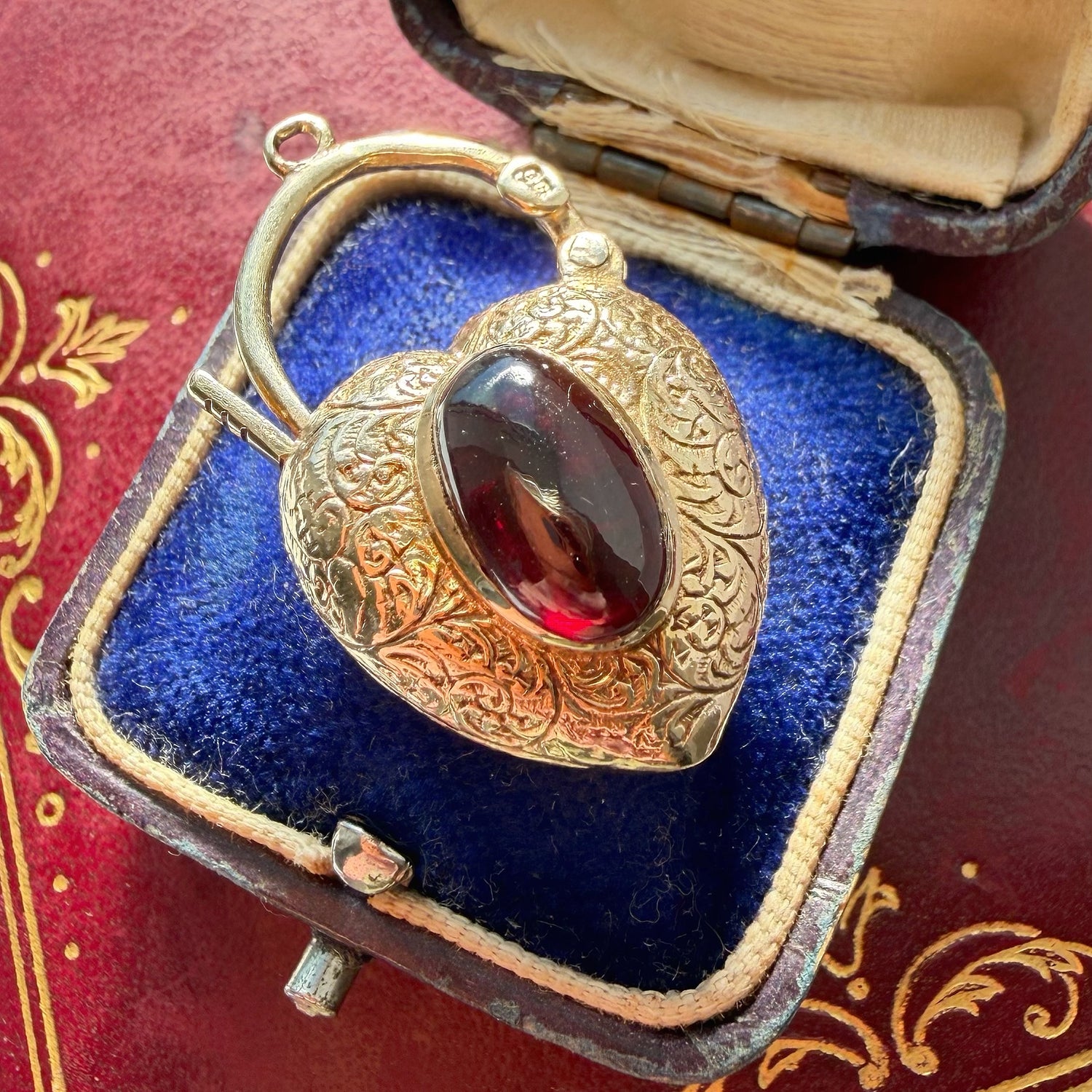 Charms, Pendants, Lockets & Brooches