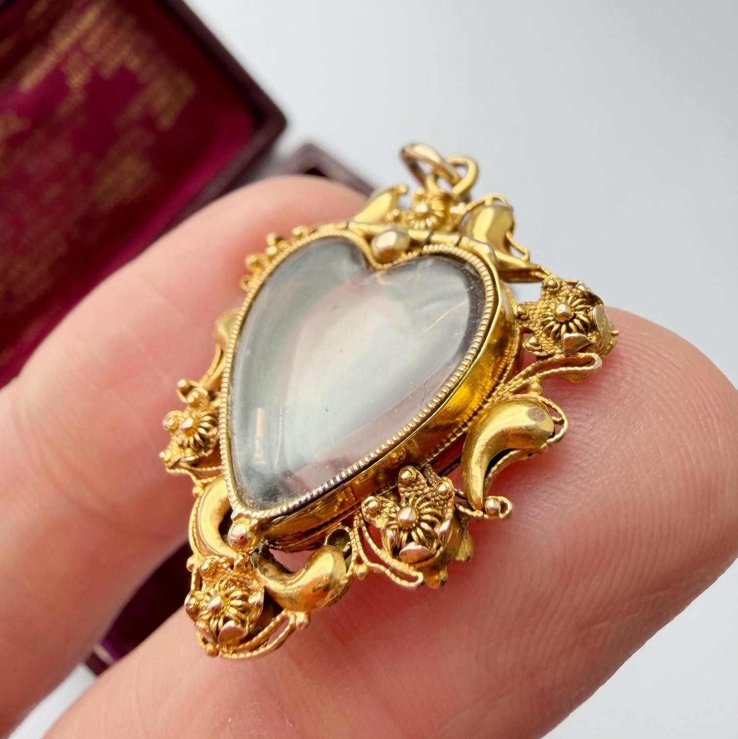 Georgian 18ct gold & glass heart locket