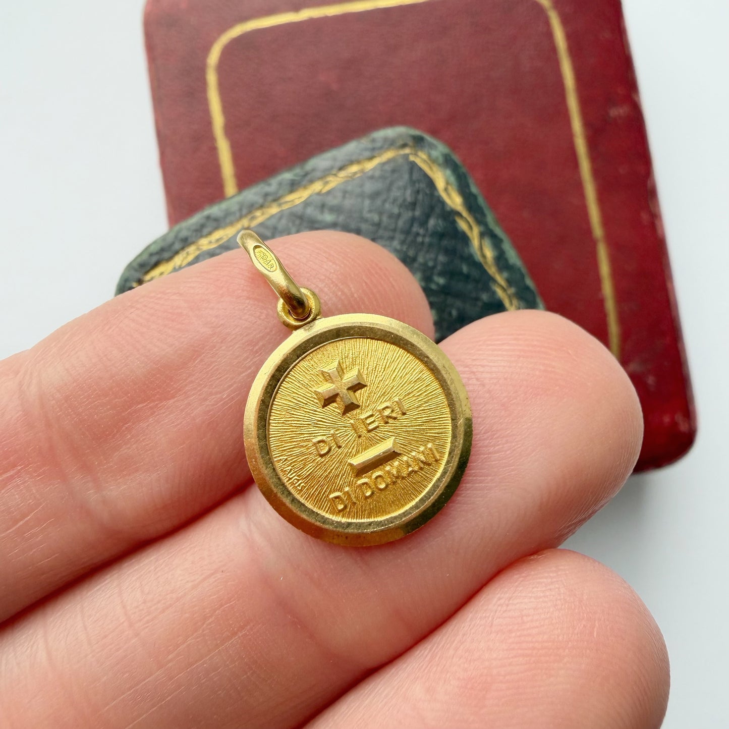 Vintage Italian 18ct gold Augis love token