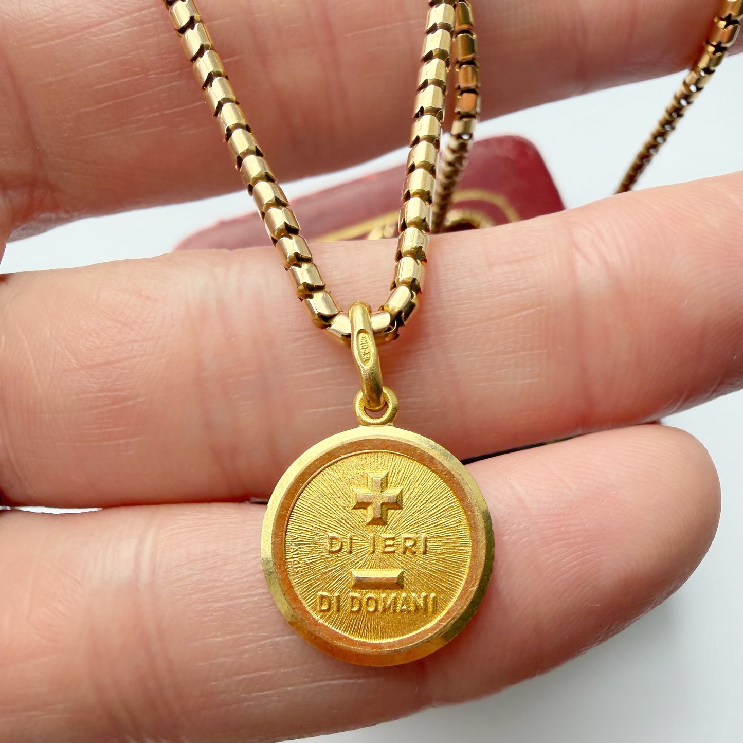 Vintage Italian 18ct gold Augis love token
