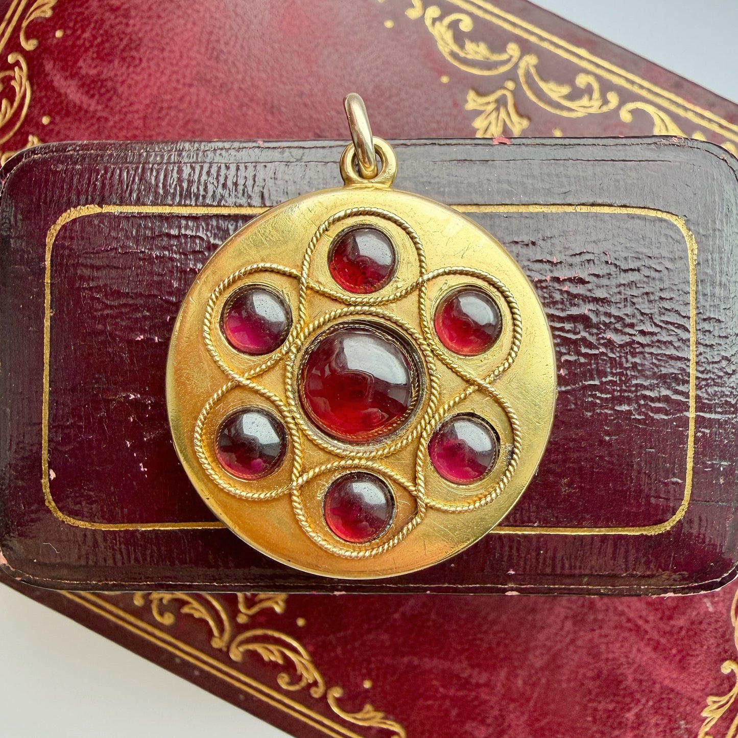 Victorian 15ct gold & garnet locket