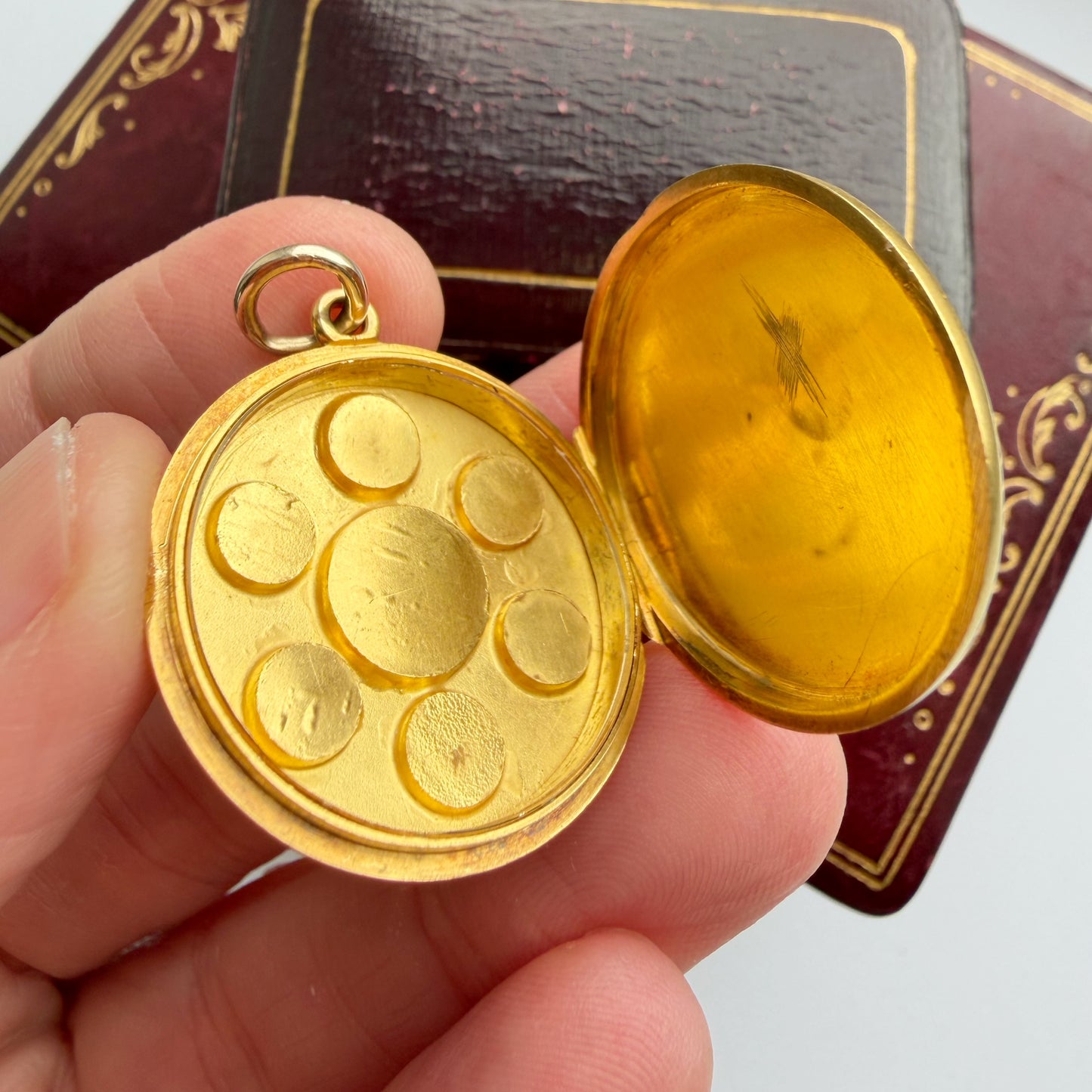 Victorian 15ct gold & garnet locket