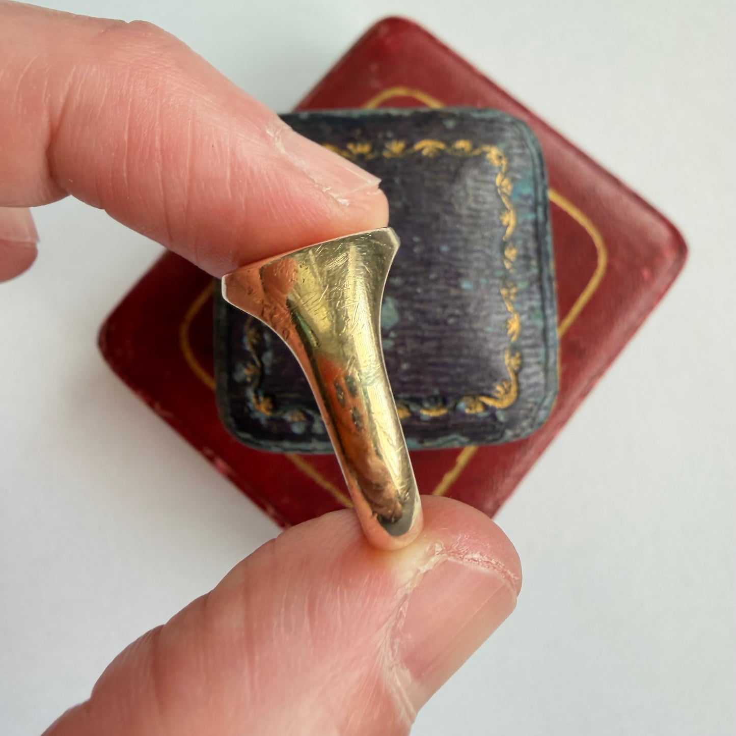 Vintage 9ct gold bird signet ring