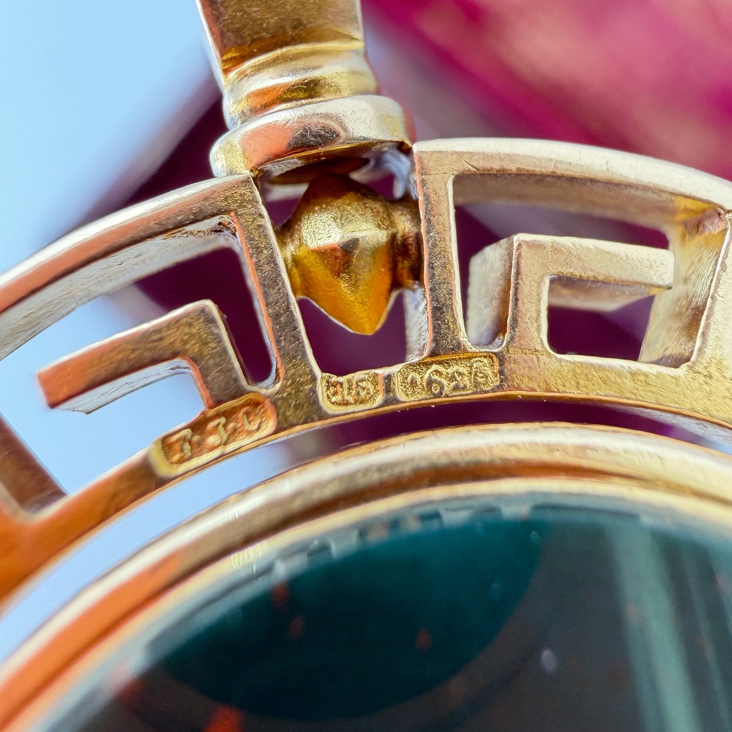 Antique 15ct gold, bloodstone & sardonyx spinning fob
