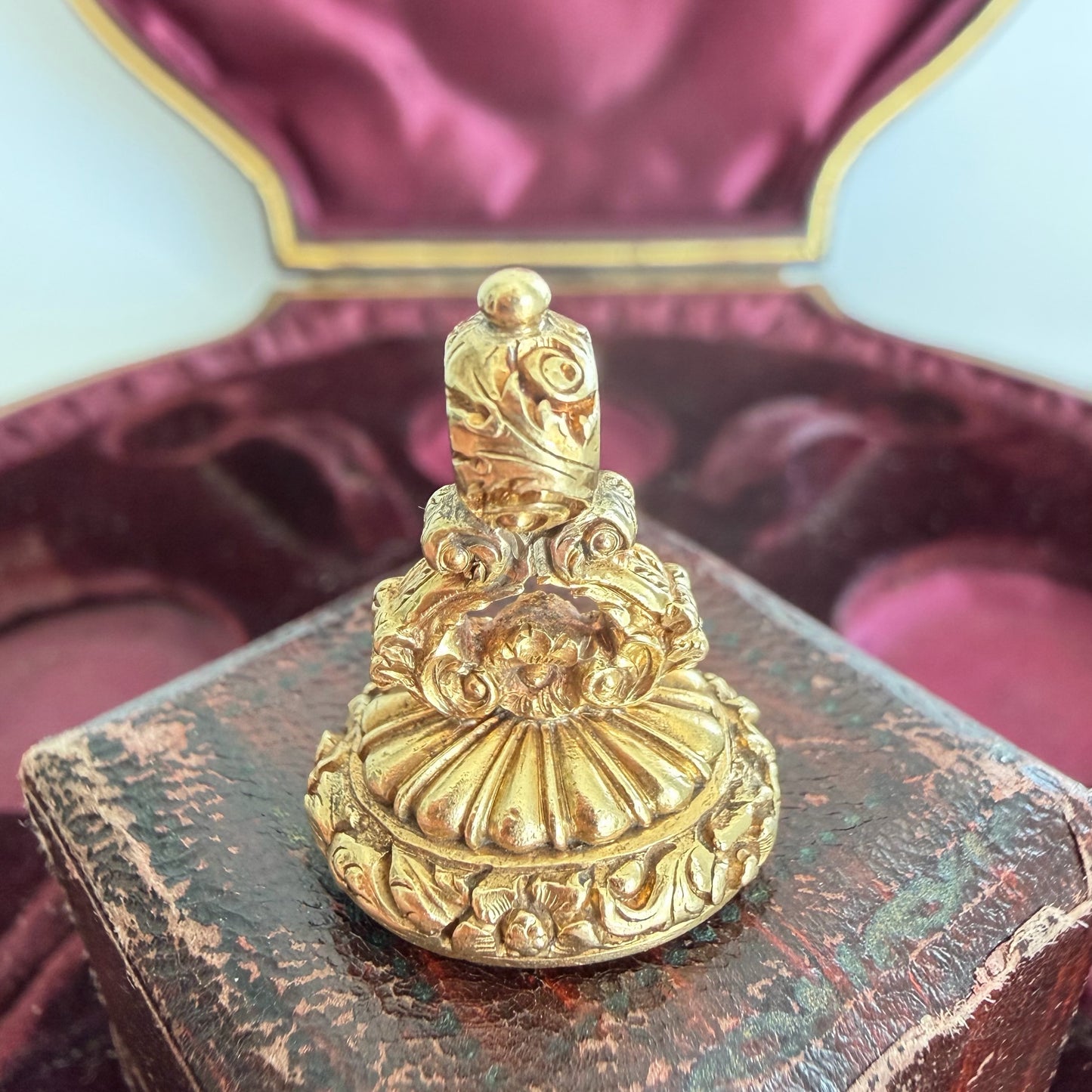 Antique 15ct gold & chrysoprase lion intaglio seal