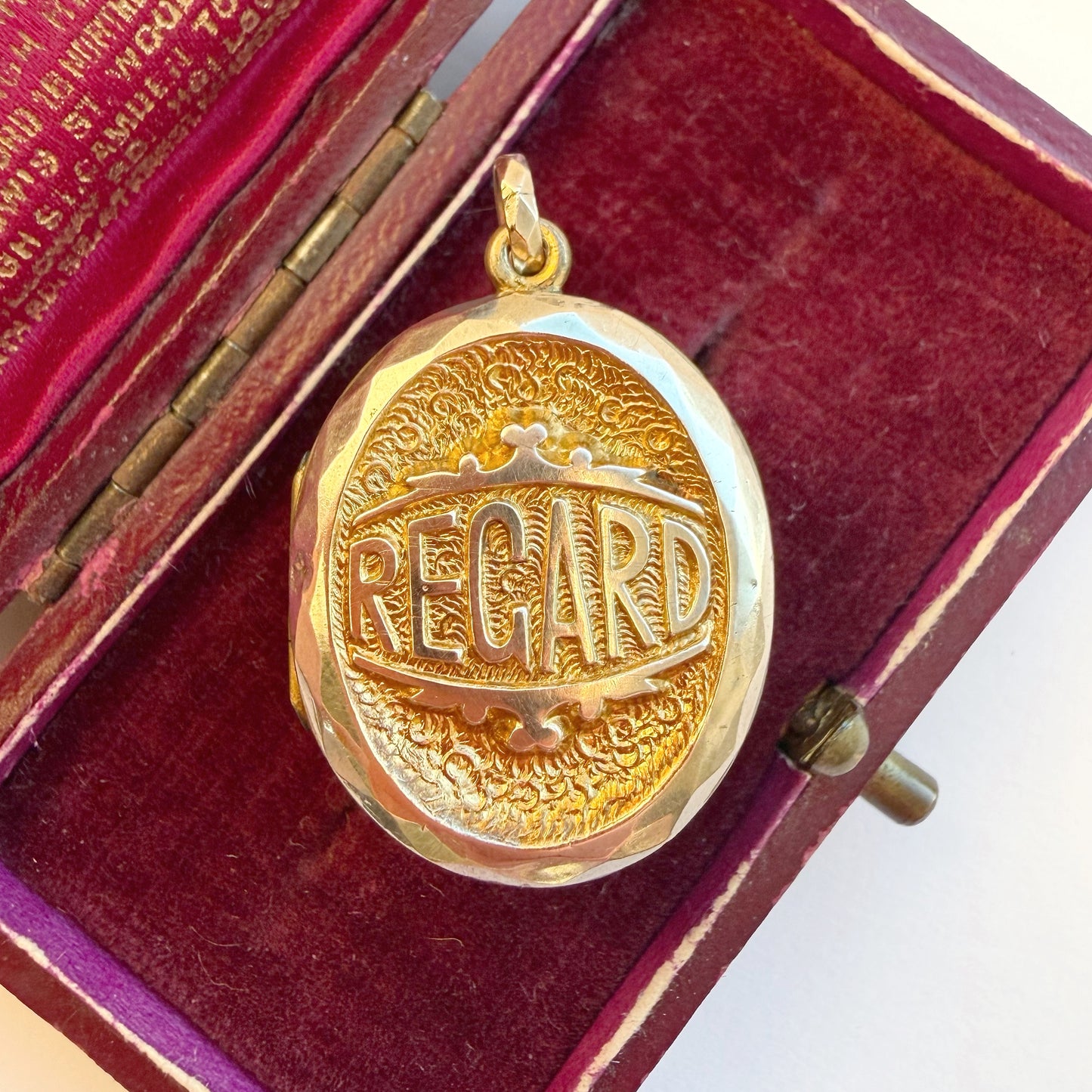 Victorian 9ct gold REGARD locket