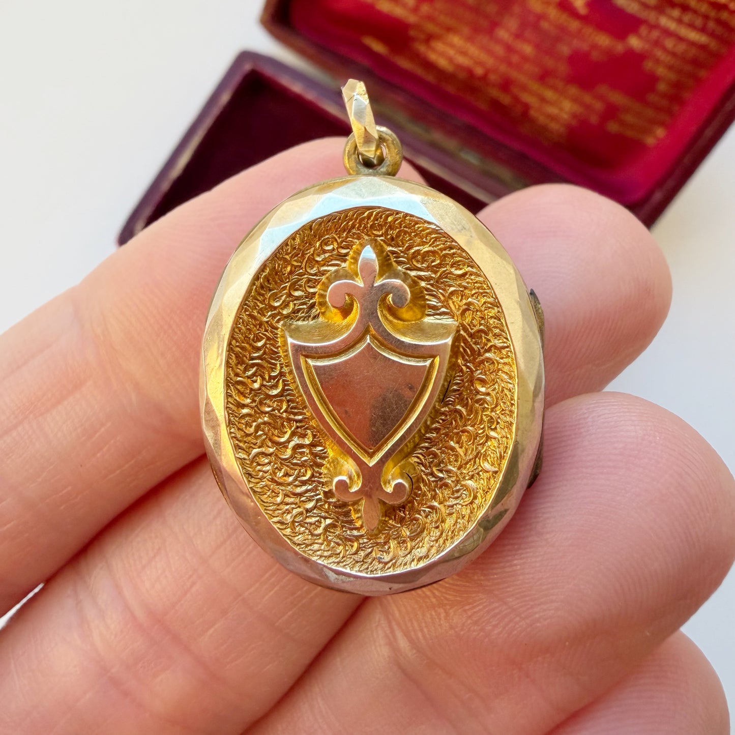 Victorian 9ct gold REGARD locket