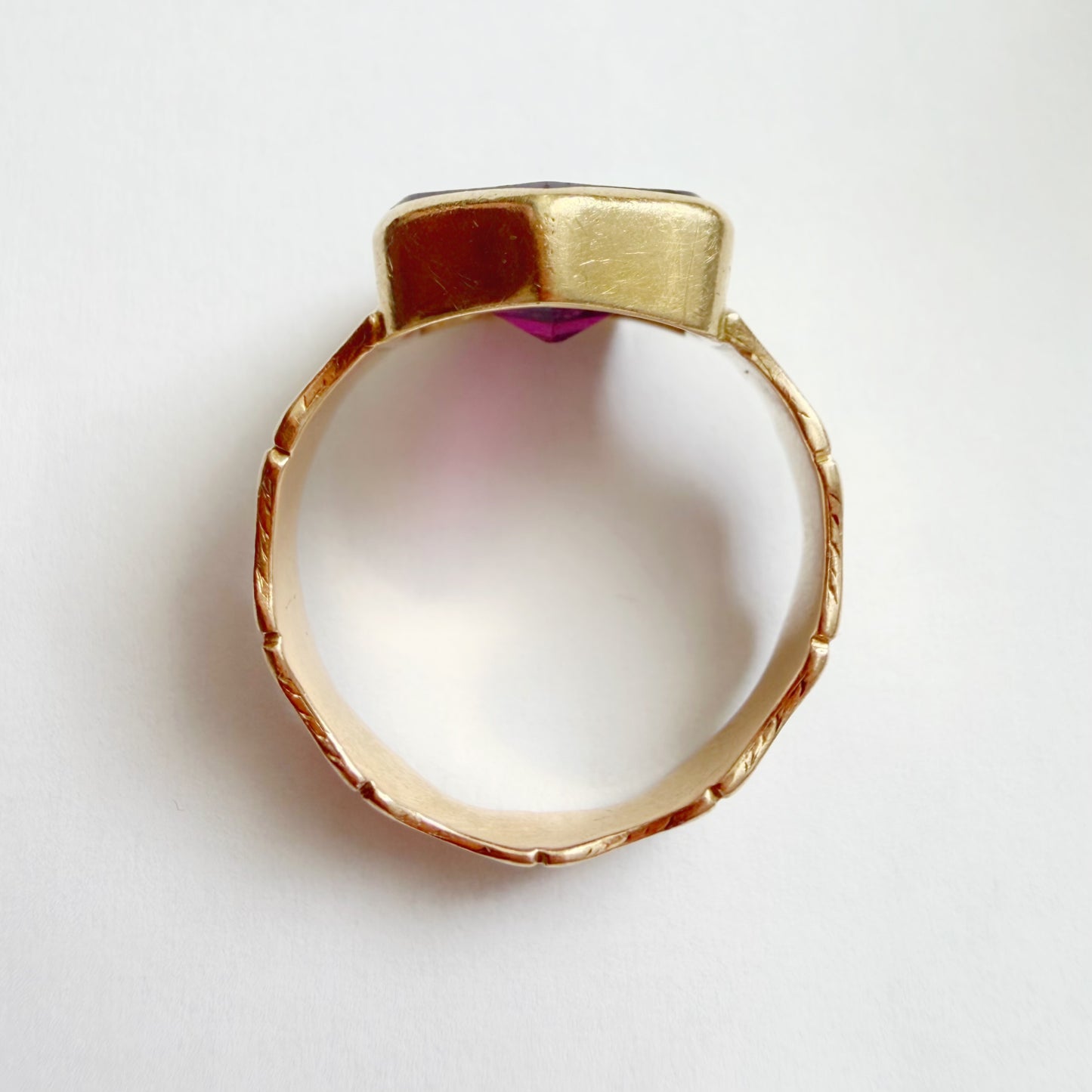 Early Victorian 18ct gold & garnet intaglio signet ring