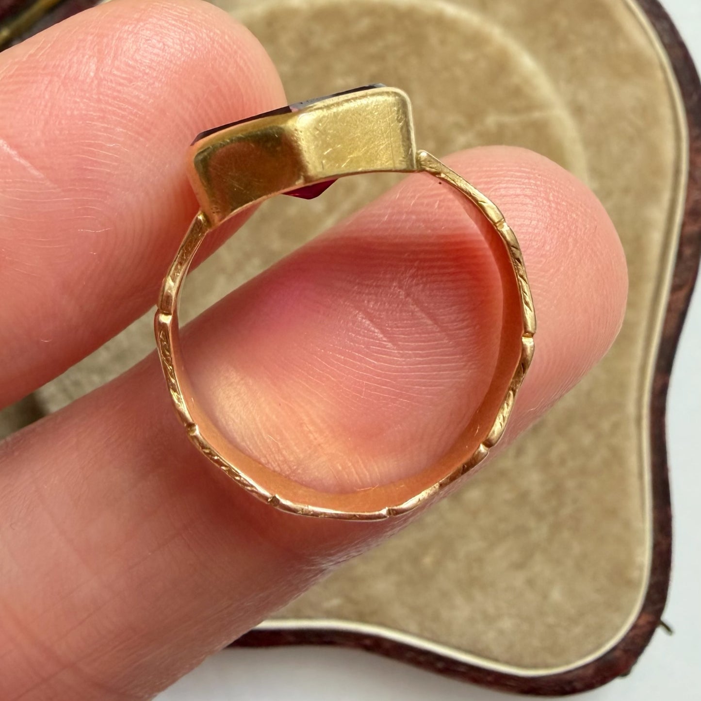 Early Victorian 18ct gold & garnet intaglio signet ring