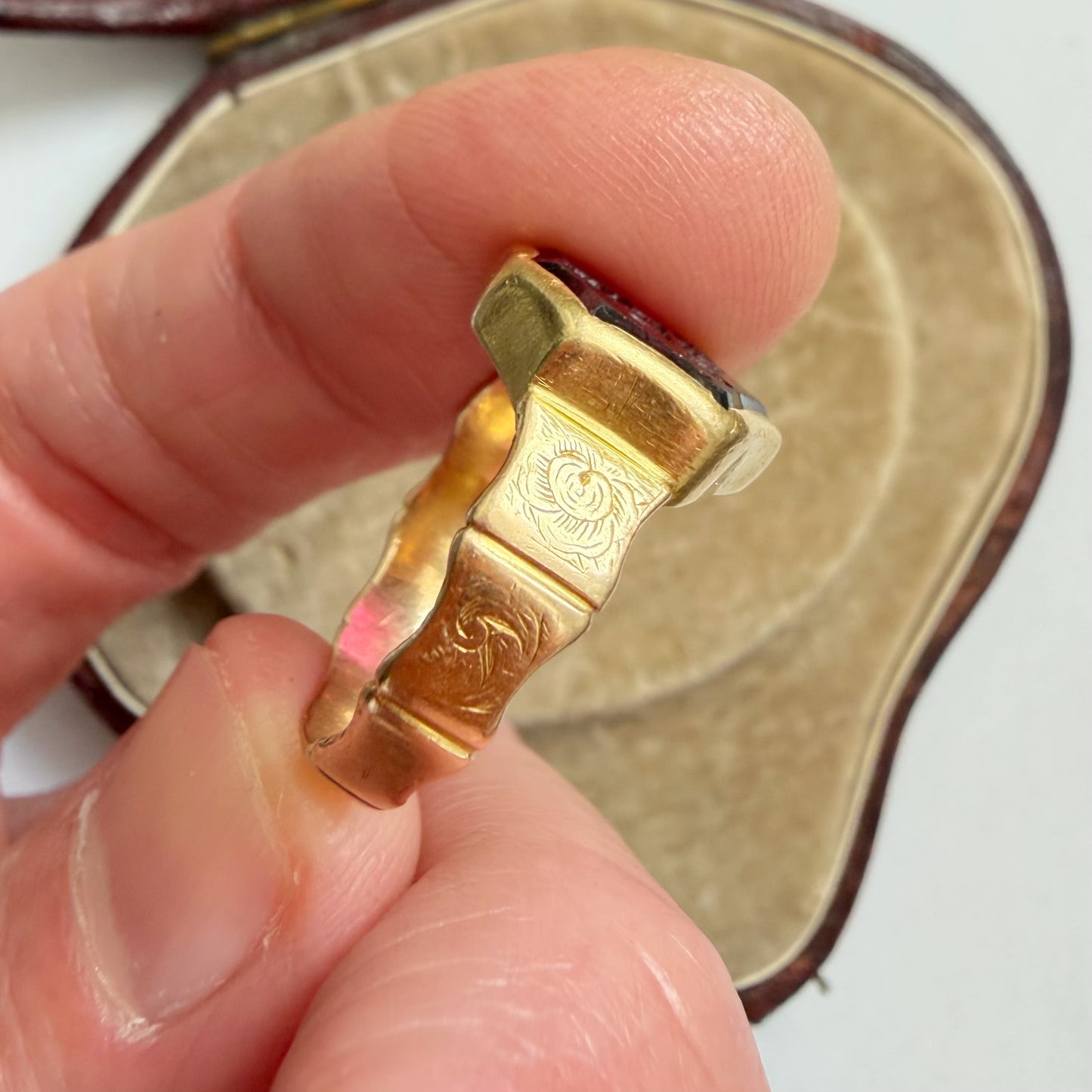 Early Victorian 18ct gold & garnet intaglio signet ring