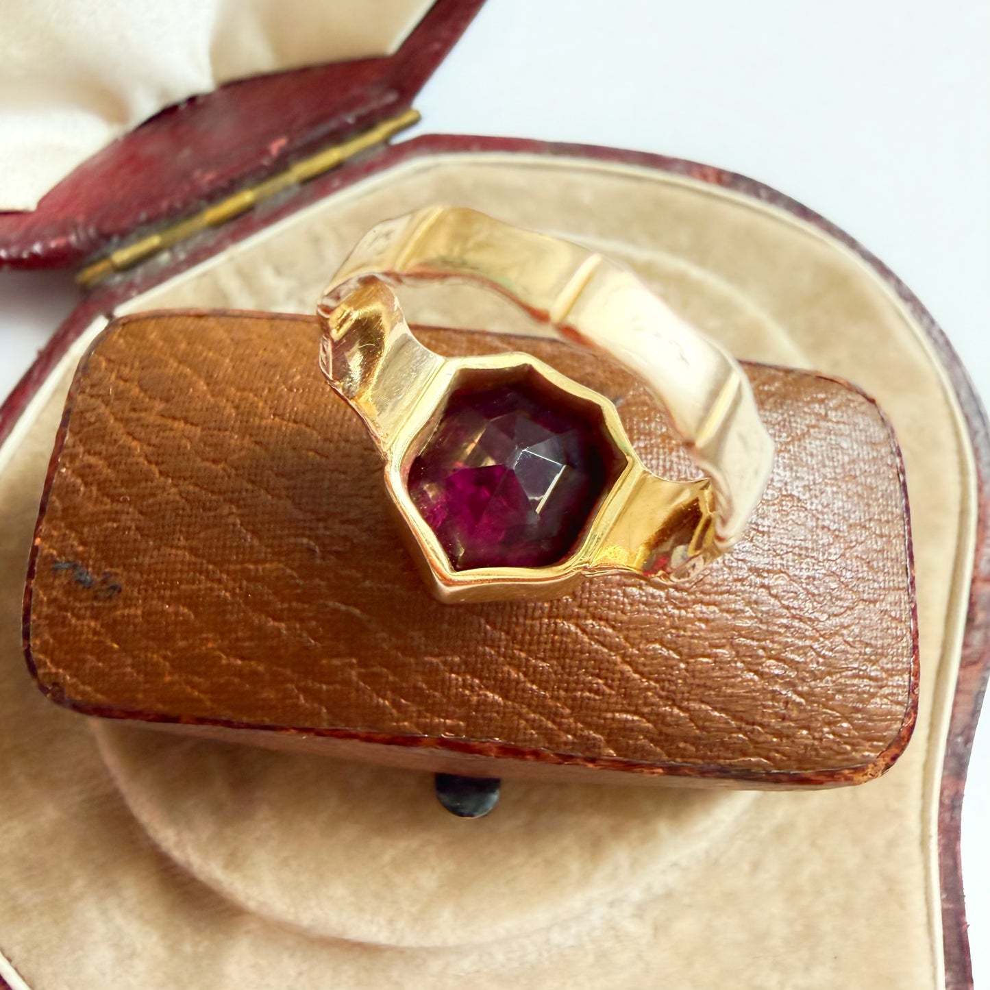 Early Victorian 18ct gold & garnet intaglio signet ring