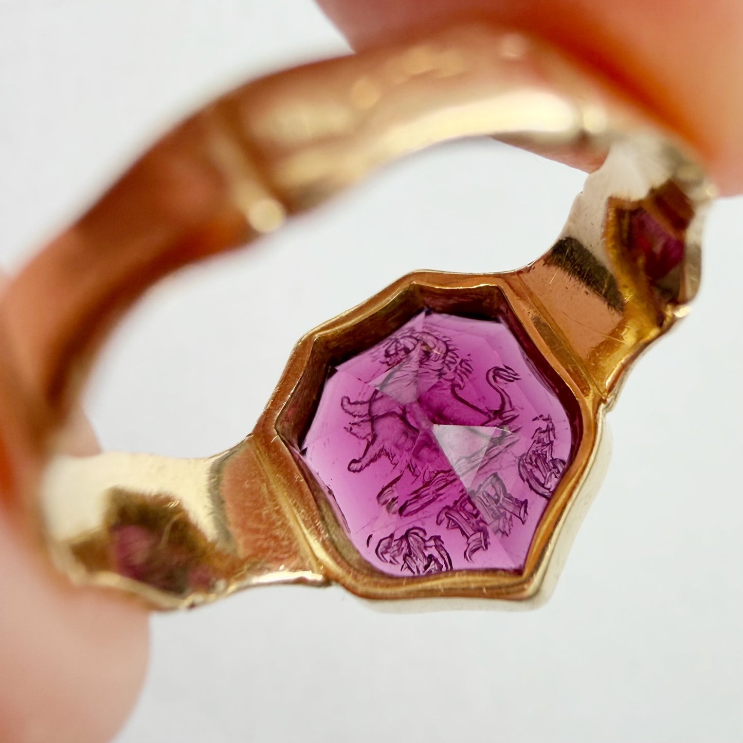 Early Victorian 18ct gold & garnet intaglio signet ring