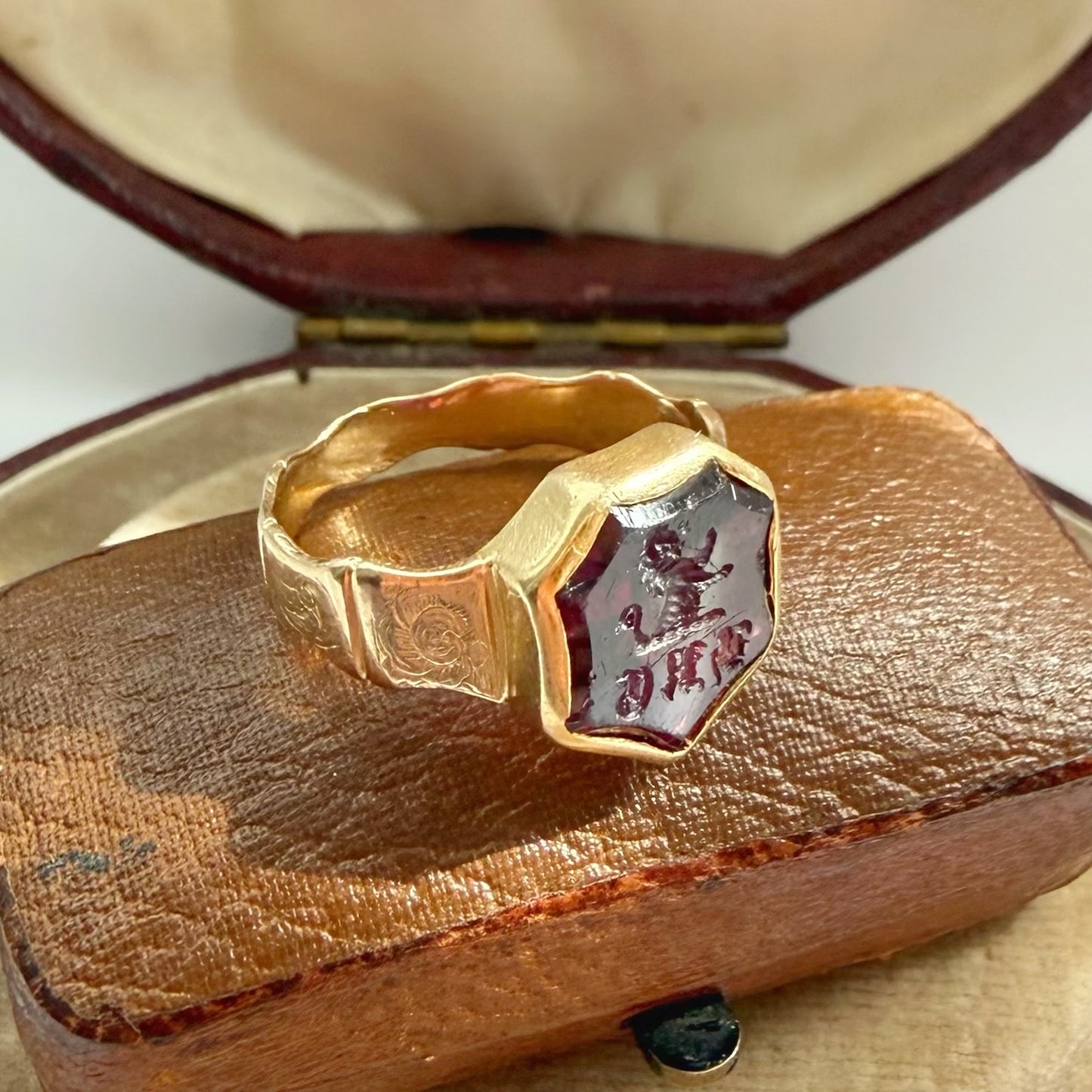 Early Victorian 18ct gold & garnet intaglio signet ring