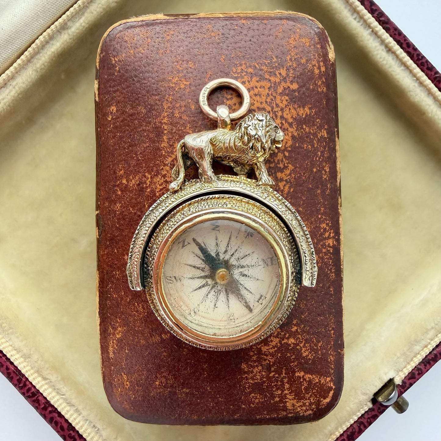 Victorian 9ct gold & banded agate lion compass fob