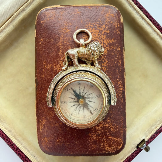 Victorian 9ct gold & banded agate lion compass fob