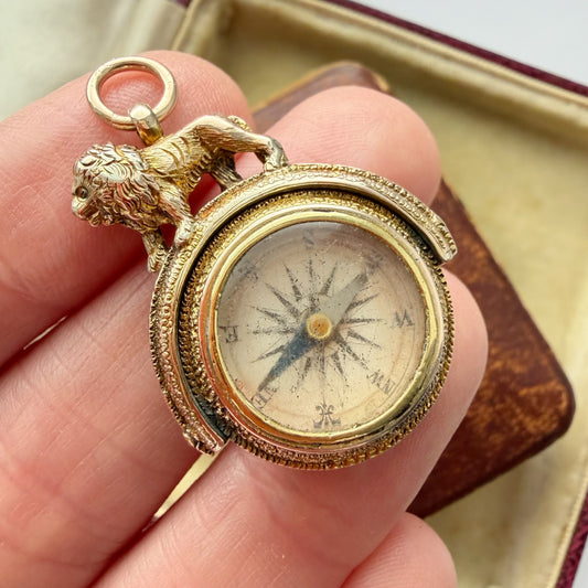 Victorian 9ct gold & banded agate lion compass fob