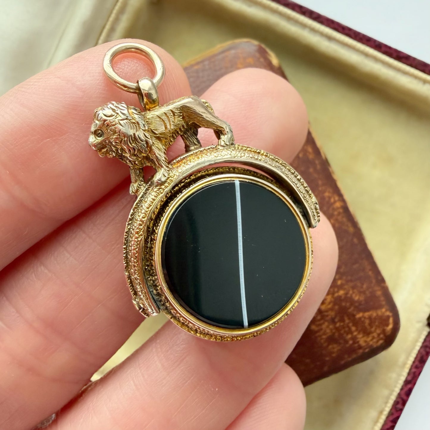 Victorian 9ct gold & banded agate lion compass fob