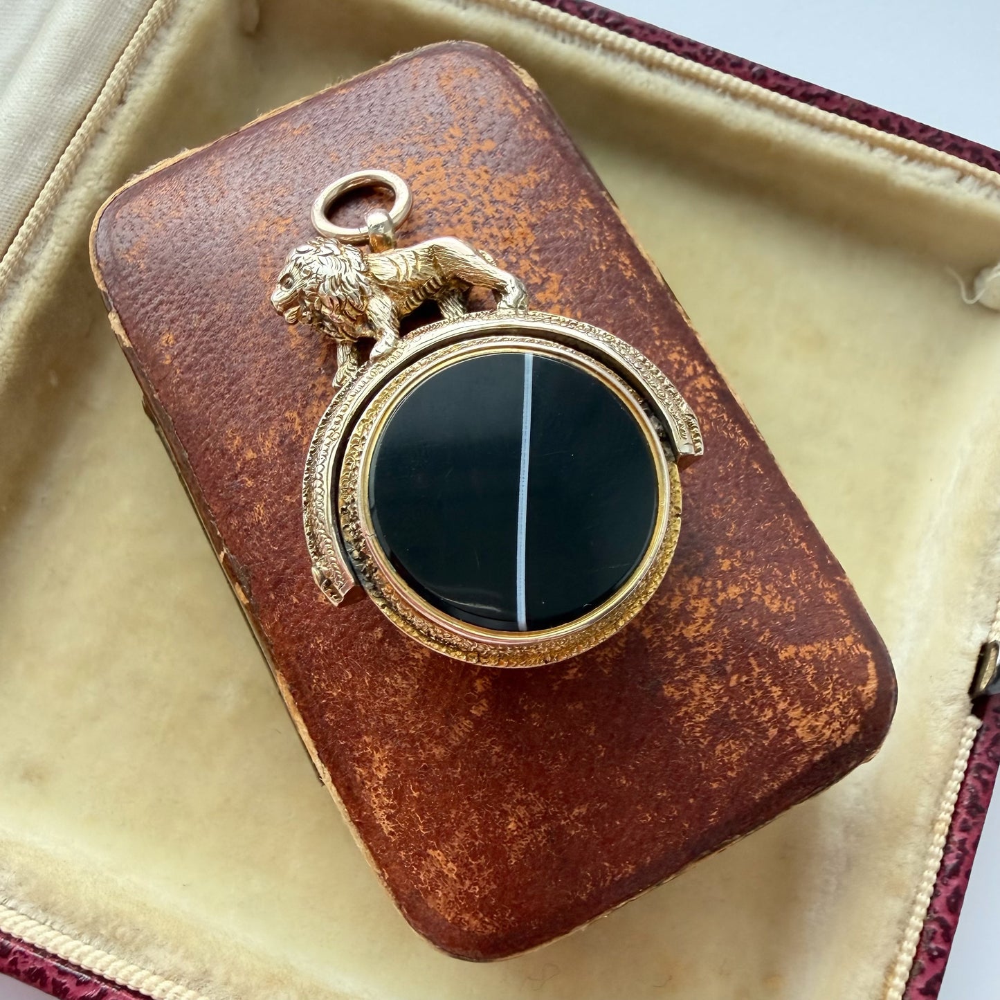 Victorian 9ct gold & banded agate lion compass fob