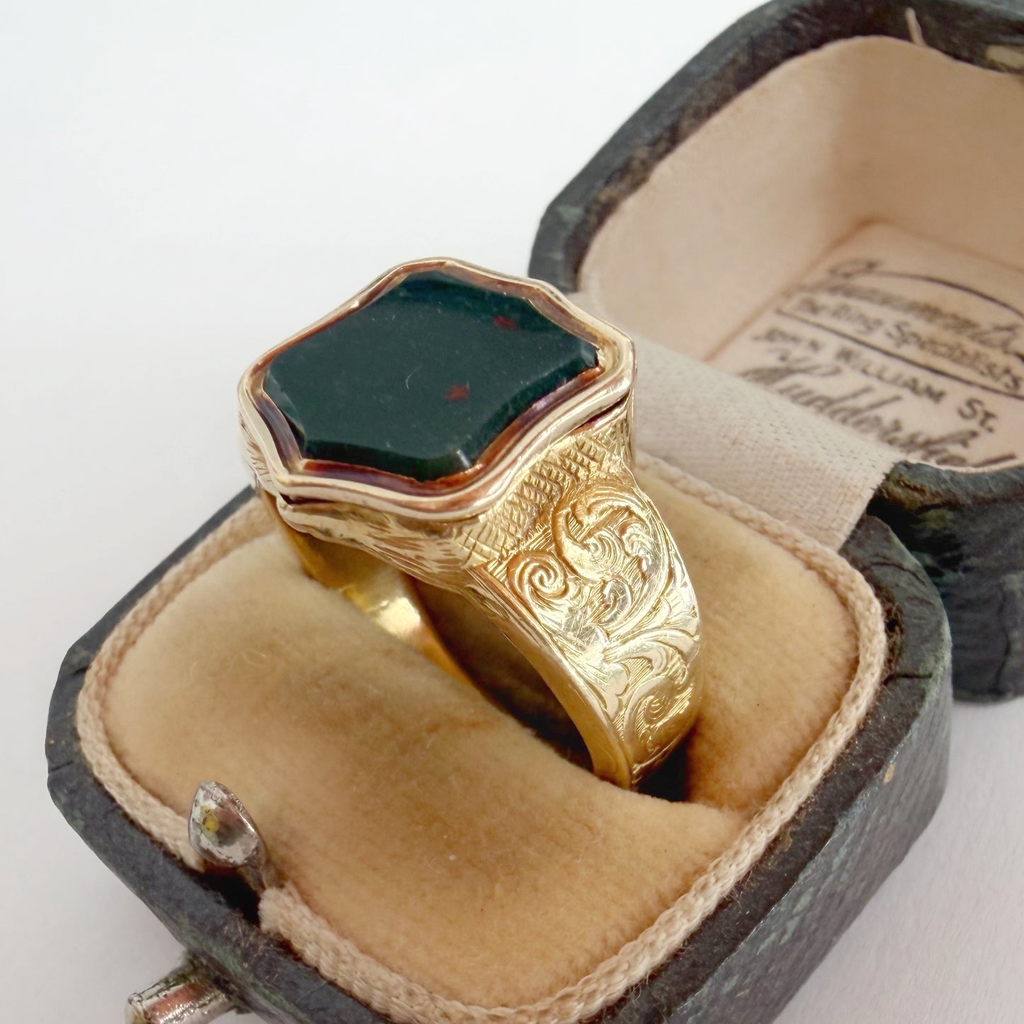 Victorian 18ct gold & bloodstone poison ring