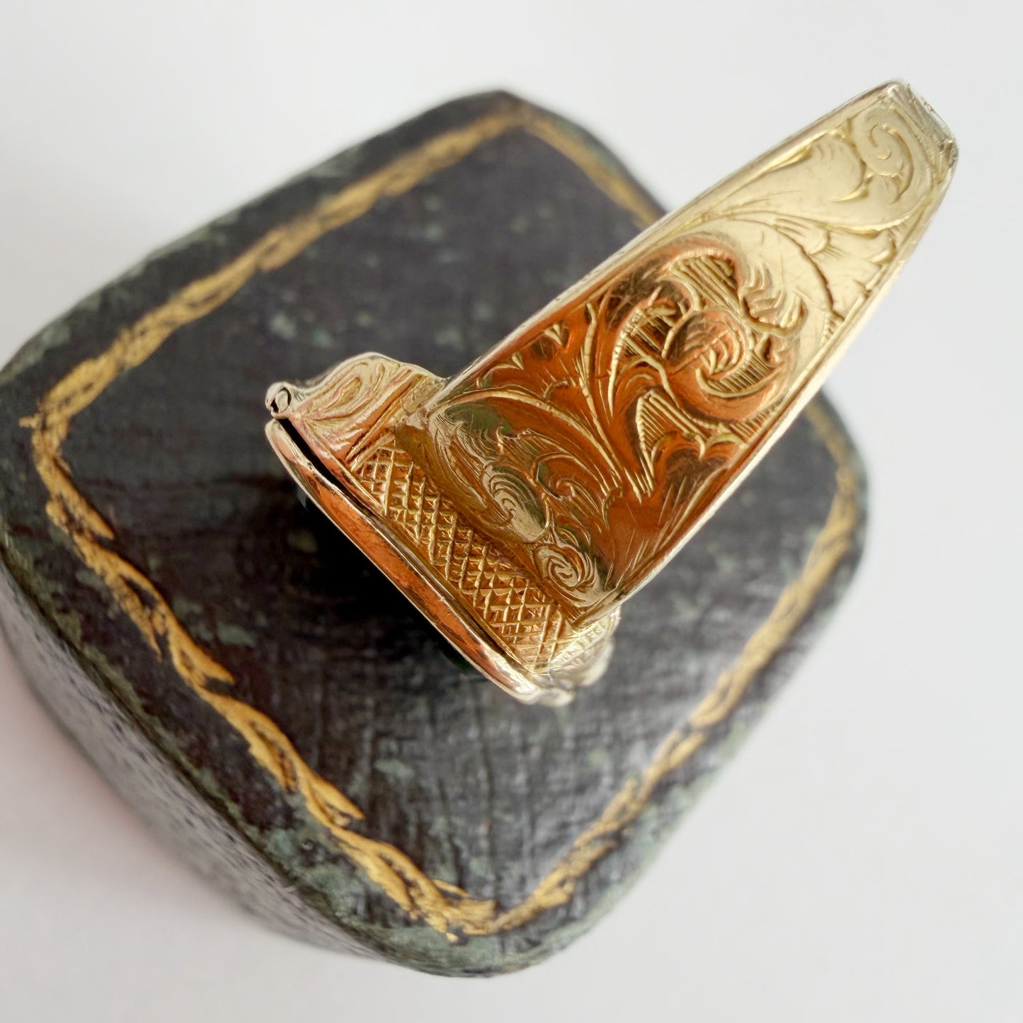 Victorian 18ct gold & bloodstone poison ring
