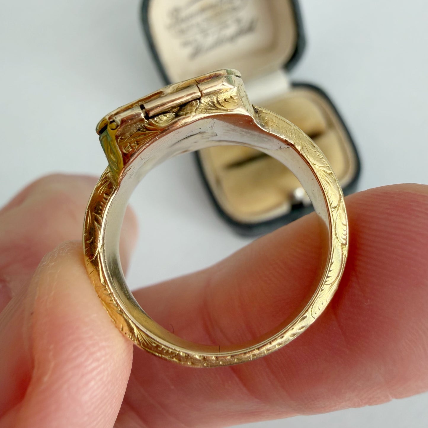 Victorian 18ct gold & bloodstone poison ring