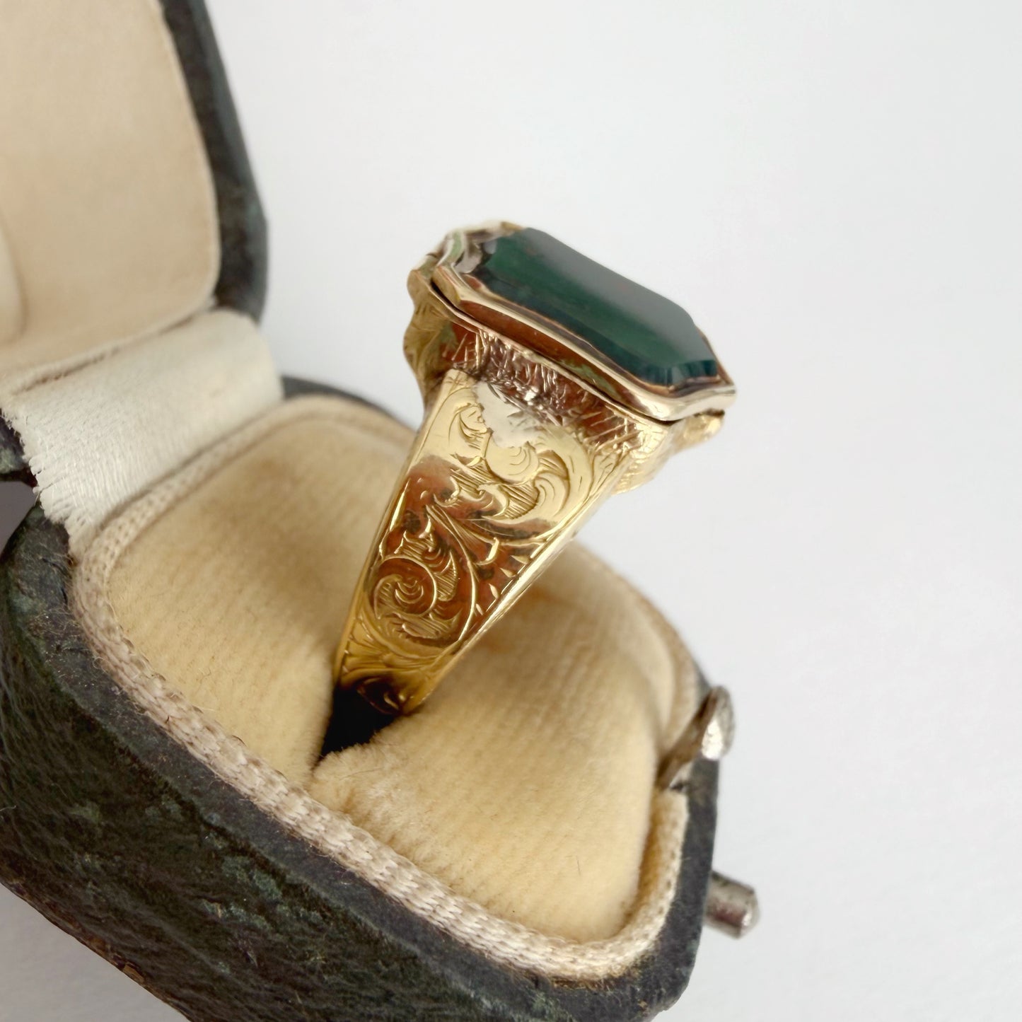 Victorian 18ct gold & bloodstone poison ring